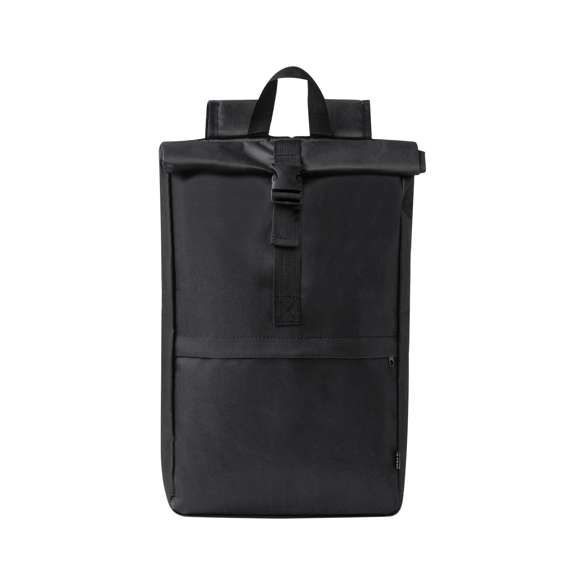 Mochila fabricada en resistente 600D RPET. Cuenta con un bolsillo principal que se cierra mediante hebilla y un bolsillo frontal adicional con cierre de cremallera. Las cintas para los hombros son acolchadas y ajustables. Logotipo RPET en la etiqueta exterior. Disponible en una variada gama de colores, con accesorios en negro. Presentada individualmente en bolsa reciclada.El material RPET se elabora a partir de plástico reciclado, para así fomentar la reutilización de residuos plásticos y ayudar a la sostenibilidad del planeta.