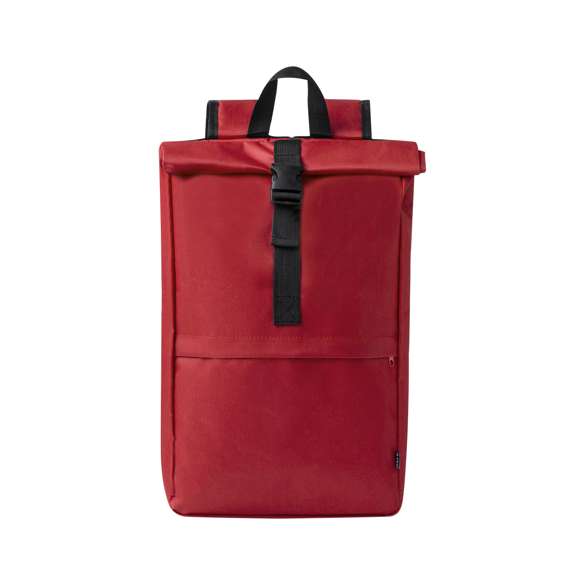 Mochila fabricada en resistente 600D RPET. Cuenta con un bolsillo principal que se cierra mediante hebilla y un bolsillo frontal adicional con cierre de cremallera. Las cintas para los hombros son acolchadas y ajustables. Logotipo RPET en la etiqueta exterior. Disponible en una variada gama de colores, con accesorios en negro. Presentada individualmente en bolsa reciclada.El material RPET se elabora a partir de plástico reciclado, para así fomentar la reutilización de residuos plásticos y ayudar a la sostenibilidad del planeta.
