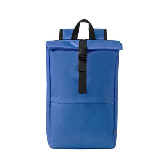 Mochila fabricada en resistente 600D RPET. Cuenta con un bolsillo principal que se cierra mediante hebilla y un bolsillo frontal adicional con cierre de cremallera. Las cintas para los hombros son acolchadas y ajustables. Logotipo RPET en la etiqueta exterior. Disponible en una variada gama de colores, con accesorios en negro. Presentada individualmente en bolsa reciclada.El material RPET se elabora a partir de plástico reciclado, para así fomentar la reutilización de residuos plásticos y ayudar a la sostenibilidad del planeta.