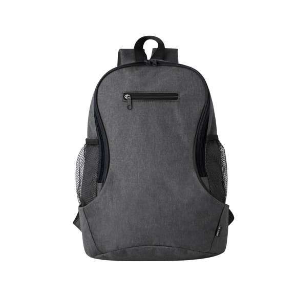 Mochila en resistente 300D RPET. Bolsillo principal y bolsillo frontal con cierre de cremallera. Cintas acolchadas ajustables para hombro y bolsillos de rejilla laterales. Logotipo RPET en etiqueta exterior. Disponible en variada gama de colores con accesorios en negro y embolsada individualmente en bolsa reciclada. El material RPET se elabora a partir de plástico reciclado, para así fomentar la reutilización de residuos plásticos y ayudar a la sostenibilidad del planeta.