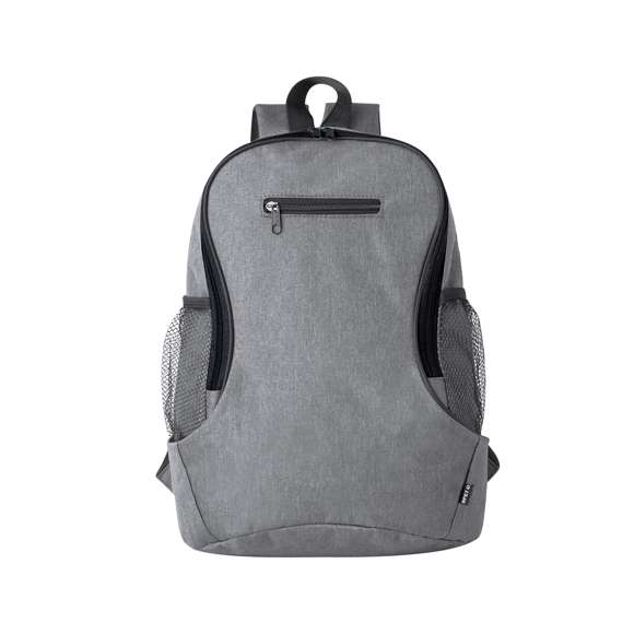 Mochila en resistente 300D RPET. Bolsillo principal y bolsillo frontal con cierre de cremallera. Cintas acolchadas ajustables para hombro y bolsillos de rejilla laterales. Logotipo RPET en etiqueta exterior. Disponible en variada gama de colores con accesorios en negro y embolsada individualmente en bolsa reciclada. El material RPET se elabora a partir de plástico reciclado, para así fomentar la reutilización de residuos plásticos y ayudar a la sostenibilidad del planeta.