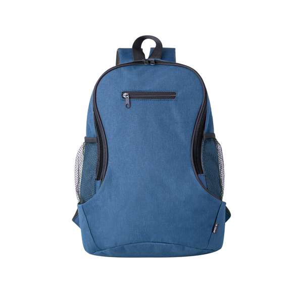 Mochila en resistente 300D RPET. Bolsillo principal y bolsillo frontal con cierre de cremallera. Cintas acolchadas ajustables para hombro y bolsillos de rejilla laterales. Logotipo RPET en etiqueta exterior. Disponible en variada gama de colores con accesorios en negro y embolsada individualmente en bolsa reciclada. El material RPET se elabora a partir de plástico reciclado, para así fomentar la reutilización de residuos plásticos y ayudar a la sostenibilidad del planeta.
