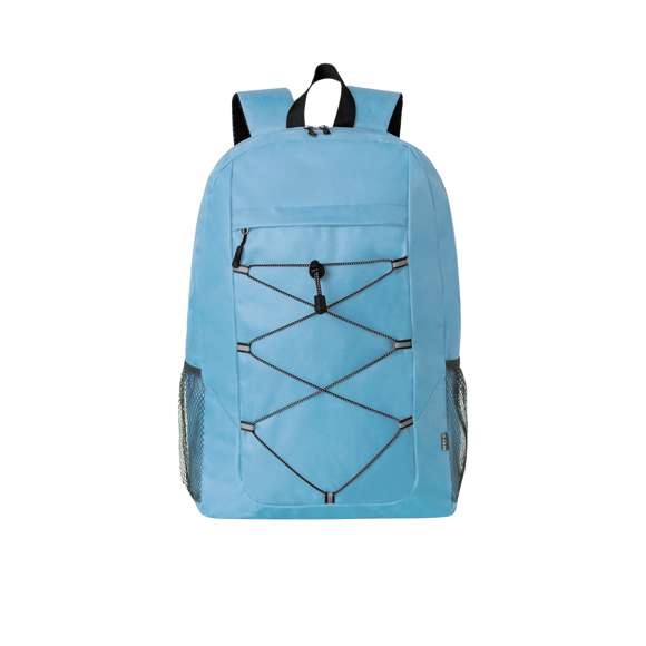 Mochila confeccionada en resistente 600D RPET. Cuenta con un bolsillo principal con cierre de cremallera, y doble tirador. Las cintas para los hombros son acolchadas y ajustables. Presenta bolsillos de rejilla en los laterales, así como cuerda elástica ajustable en el frontal. Disponible en una variada gama de colores con accesorios en negro, se presenta de manera individual en una bolsa reciclada. Logotipo RPET en etiqueta exterior.El material RPET se elabora a partir de plástico reciclado, para así fomentar la reutilización de residuos plásticos y ayudar a la sostenibilidad del planeta.