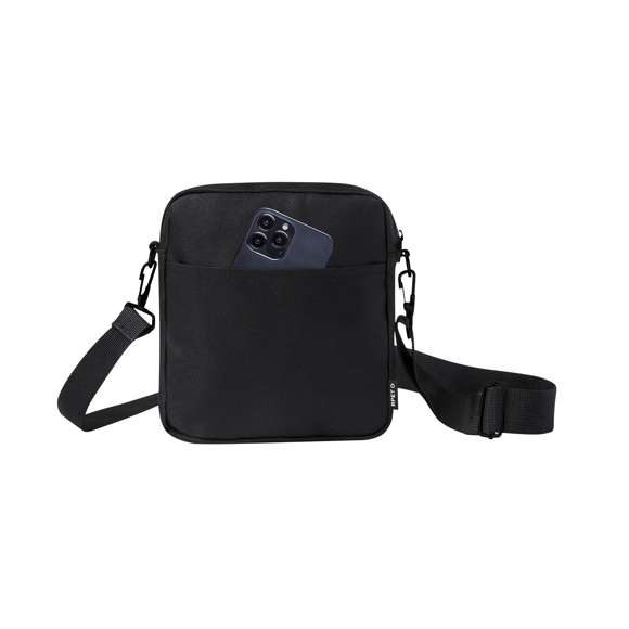 Bandolera confeccionada en poliéster RPET 600D, destacando por su bolsillo central de cierre cremallera y un compartimento frontal de fácil acceso. Equipada con una cinta ajustable para mayor comodidad y una etiqueta distintiva de RPET. Presentada individualmente en bolsa reciclada. El material RPET se elabora a partir de plástico reciclado, para así fomentar la reutilización de residuos plásticos y ayudar a la sostenibilidad del planeta.