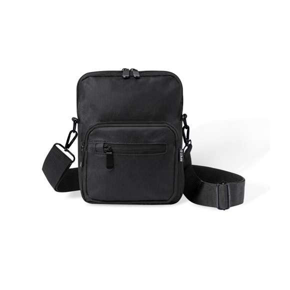 Bandolera confeccionada en poliéster RPET 600D, cuenta con un bolsillo central de cremallera, y doble tirador, con dos compartimentos frontales de rápido acceso con cierre de cremallera. Equipada con una cinta ajustable para mayor comodidad y una etiqueta distintiva de RPET. Presentada individualmente en bolsa reciclada.El material RPET se elabora a partir de plástico reciclado, para así fomentar la reutilización de residuos plásticos y ayudar a la sostenibilidad del planeta.