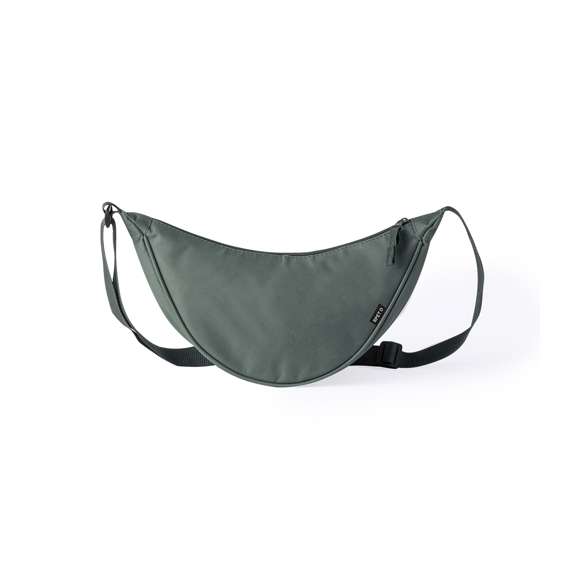 Riñonera de diseño estilizado fabricada en poliéster RPET 600D. Cuenta con un bolsillo central de cierre cremallera, con doble tirador y cinta ajustable. Además, incluye etiqueta distintiva de RPET. Disponible en una variada gama de colores. Presentada en bolsa reciclada.El material RPET se elabora a partir de plástico reciclado, para así fomentar la reutilización de residuos plásticos y ayudar a la sostenibilidad del planeta.