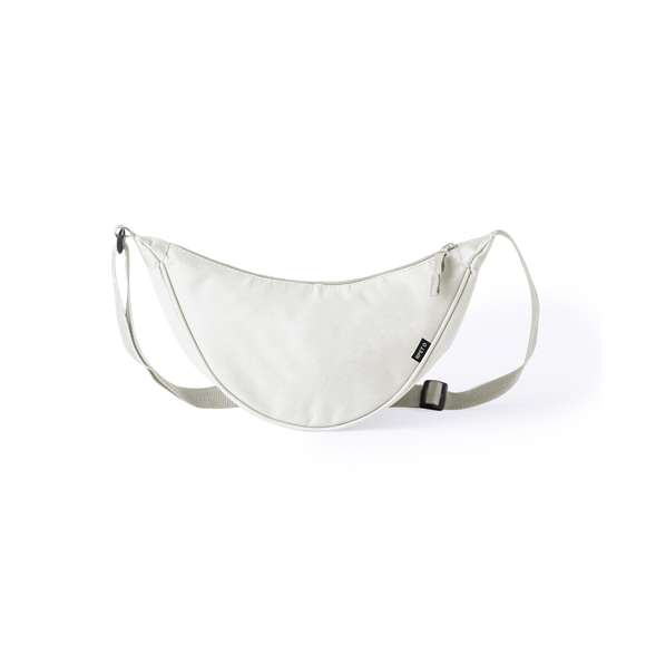 Riñonera de diseño estilizado fabricada en poliéster RPET 600D. Cuenta con un bolsillo central de cierre cremallera, con doble tirador y cinta ajustable. Además, incluye etiqueta distintiva de RPET. Disponible en una variada gama de colores. Presentada en bolsa reciclada.El material RPET se elabora a partir de plástico reciclado, para así fomentar la reutilización de residuos plásticos y ayudar a la sostenibilidad del planeta.
