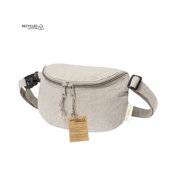 Riñonera fabricada en algodón 100% reciclado GRS de 220g/m2. Cuenta con un bolsillo central con cierre de doble cremallera y una cinta ajustable con cierre de clip. Disponible en una variada gama de colores y con logotipo algodón reciclado en la etiqueta exterior. Disponible certificación GRS (Global Recycled Standard / Estándar de Reciclaje Global), que garantiza el origen reciclado del material usado para fabricar el producto.