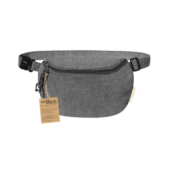 Riñonera fabricada en algodón 100% reciclado GRS de 220g/m2. Cuenta con un bolsillo central con cierre de doble cremallera y una cinta ajustable con cierre de clip. Disponible en una variada gama de colores y con logotipo algodón reciclado en la etiqueta exterior. Disponible certificación GRS (Global Recycled Standard / Estándar de Reciclaje Global), que garantiza el origen reciclado del material usado para fabricar el producto.