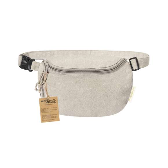 Riñonera fabricada en algodón 100% reciclado GRS de 220g/m2. Cuenta con un bolsillo central con cierre de doble cremallera y una cinta ajustable con cierre de clip. Disponible en una variada gama de colores y con logotipo algodón reciclado en la etiqueta exterior. Disponible certificación GRS (Global Recycled Standard / Estándar de Reciclaje Global), que garantiza el origen reciclado del material usado para fabricar el producto.