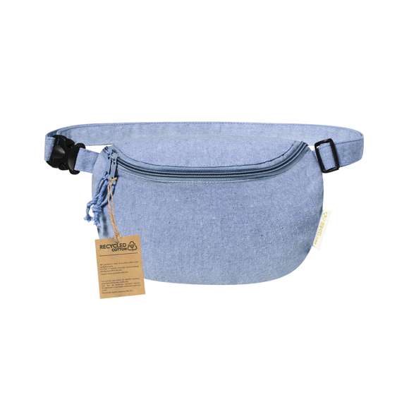 Riñonera fabricada en algodón 100% reciclado GRS de 220g/m2. Cuenta con un bolsillo central con cierre de doble cremallera y una cinta ajustable con cierre de clip. Disponible en una variada gama de colores y con logotipo algodón reciclado en la etiqueta exterior. Disponible certificación GRS (Global Recycled Standard / Estándar de Reciclaje Global), que garantiza el origen reciclado del material usado para fabricar el producto.