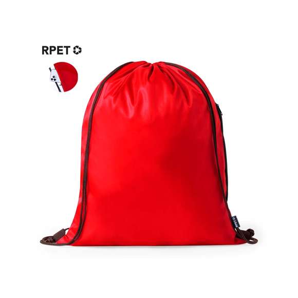 Mochila de cuerdas fabricada en suave poliéster RPET 210T. Cuenta con cuerdas de autocierre en argollas de tela. Incluye un bolsillo lateral con cierre de cremallera en negro, a juego con las cuerdas. Logotipo RPET en etiqueta lateral y está disponible en una variada gama de colores (color blanco especialmente fabricado para marcaje en sublimación).El material RPET se elabora a partir de plástico reciclado, para así fomentar la reutilización de residuos plásticos y ayudar a la sostenibilidad del planeta.