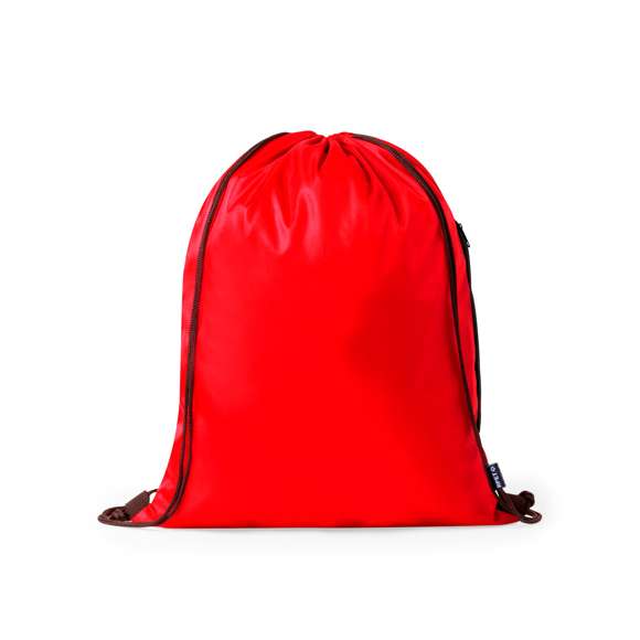 Mochila de cuerdas fabricada en suave poliéster RPET 210T. Cuenta con cuerdas de autocierre en argollas de tela. Incluye un bolsillo lateral con cierre de cremallera en negro, a juego con las cuerdas. Logotipo RPET en etiqueta lateral y está disponible en una variada gama de colores (color blanco especialmente fabricado para marcaje en sublimación).El material RPET se elabora a partir de plástico reciclado, para así fomentar la reutilización de residuos plásticos y ayudar a la sostenibilidad del planeta.