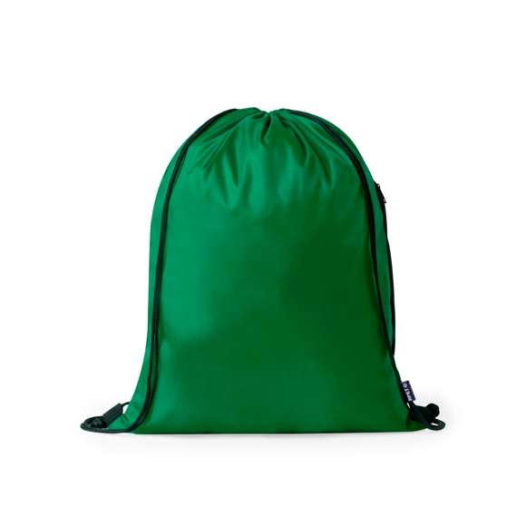 Mochila de cuerdas fabricada en suave poliéster RPET 210T. Cuenta con cuerdas de autocierre en argollas de tela. Incluye un bolsillo lateral con cierre de cremallera en negro, a juego con las cuerdas. Logotipo RPET en etiqueta lateral y está disponible en una variada gama de colores (color blanco especialmente fabricado para marcaje en sublimación).El material RPET se elabora a partir de plástico reciclado, para así fomentar la reutilización de residuos plásticos y ayudar a la sostenibilidad del planeta.