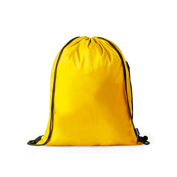 Mochila de cuerdas fabricada en suave poliéster RPET 210T. Cuenta con cuerdas de autocierre en argollas de tela. Incluye un bolsillo lateral con cierre de cremallera en negro, a juego con las cuerdas. Logotipo RPET en etiqueta lateral y está disponible en una variada gama de colores (color blanco especialmente fabricado para marcaje en sublimación).El material RPET se elabora a partir de plástico reciclado, para así fomentar la reutilización de residuos plásticos y ayudar a la sostenibilidad del planeta.