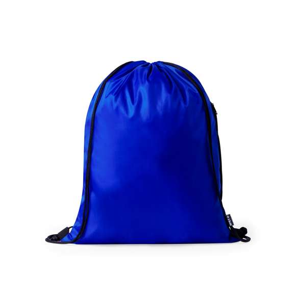 Mochila de cuerdas fabricada en suave poliéster RPET 210T. Cuenta con cuerdas de autocierre en argollas de tela. Incluye un bolsillo lateral con cierre de cremallera en negro, a juego con las cuerdas. Logotipo RPET en etiqueta lateral y está disponible en una variada gama de colores (color blanco especialmente fabricado para marcaje en sublimación).El material RPET se elabora a partir de plástico reciclado, para así fomentar la reutilización de residuos plásticos y ayudar a la sostenibilidad del planeta.