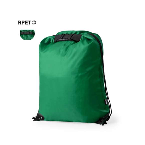 Mochila de cuerdas en suave poliéster RPET 210T. Con cierre de hebilla de seguridad y cuerdas autocierre. Con esquinas reforzada, argollas metálicas y etiqueta exterior con logotipo RPET. Disponible en variada gama de colores (color blanco especialmente fabricado para impresión en sublimación).El material RPET se elabora a partir de plástico reciclado, para así fomentar la reutilización de residuos plásticos y ayudar a la sostenibilidad del planeta.