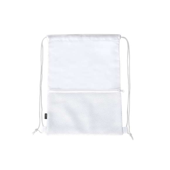 Mochila de cuerdas fabricada en suave poliéster RPET 210D. Cuenta con cuerdas de autocierre negras en argollas de tela. Incluye un bolsillo frontal de rejilla con cierre de cremallera a juego. Logotipo RPET en etiqueta lateral y está disponible en una variada gama de colores (color blanco especialmente fabricado para marcaje en sublimación).El material RPET se elabora a partir de plástico reciclado, para así fomentar la reutilización de residuos plásticos y ayudar a la sostenibilidad del planeta.