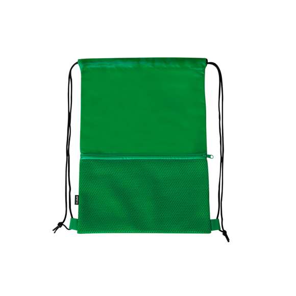 Mochila de cuerdas fabricada en suave poliéster RPET 210D. Cuenta con cuerdas de autocierre negras en argollas de tela. Incluye un bolsillo frontal de rejilla con cierre de cremallera a juego. Logotipo RPET en etiqueta lateral y está disponible en una variada gama de colores (color blanco especialmente fabricado para marcaje en sublimación).El material RPET se elabora a partir de plástico reciclado, para así fomentar la reutilización de residuos plásticos y ayudar a la sostenibilidad del planeta.