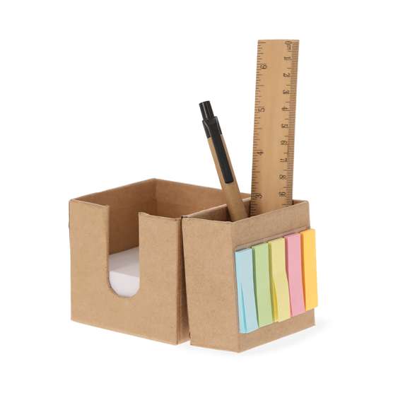 Portanotas fabricado en cartón reciclado. Práctico cubo desplegable con 320 hojas de 7,5x7,5 cm y 125 mininotas adhesivas de 1,5x5cm en variados colores, con práctico hueco para usar como lapicero. El cartón reciclado proviene del reaprovechamiento de excedente de fabricaciones y reciclaje de papel en el final de su vida útil, convirtiéndose en un lienzo ecológico y sostenible.