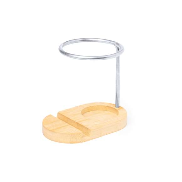Lapicero con soporte fabricado en bambú y acero inox. De diseño minimalista, con base fabricada en bambú y estructura metálica. Presentado en una caja de diseño kraft. Materiales como el bambú fomentan la utilización de materias primas naturales, reduciendo las emisiones contaminantes. Proviene de una planta de gran resistencia y versatilidad, con crecimiento y regeneración rápidos, siendo una excelente alternativa al uso de madera tradicional.