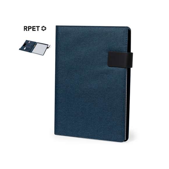 Práctica carpeta fabricada en RPET 600D. Con un interior eficiente que incluye compartimentos para 4 tarjetas, 3 bolsillos elásticos para dispositivos móviles, y un amplio espacio para folios. Este organizador también presenta un práctico soporte para bolígrafos y un bloc de notas con 20 hojas a rayas. Puede mantenerse cerrado de manera segura gracias a su solapa imantada. Disponible en elegantes colores y presentado individualmente en bolsa reciclada. El material RPET se elabora a partir de plástico reciclado, para así fomentar la reutilización de residuos plásticos y ayudar a la sostenibilidad del planeta.