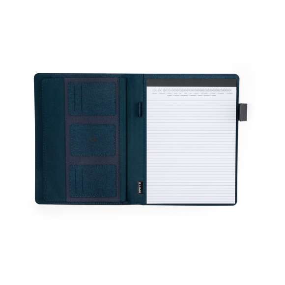 Práctica carpeta fabricada en RPET 600D. Con un interior eficiente que incluye compartimentos para 4 tarjetas, 3 bolsillos elásticos para dispositivos móviles, y un amplio espacio para folios. Este organizador también presenta un práctico soporte para bolígrafos y un bloc de notas con 20 hojas a rayas. Puede mantenerse cerrado de manera segura gracias a su solapa imantada. Disponible en elegantes colores y presentado individualmente en bolsa reciclada. El material RPET se elabora a partir de plástico reciclado, para así fomentar la reutilización de residuos plásticos y ayudar a la sostenibilidad del planeta.