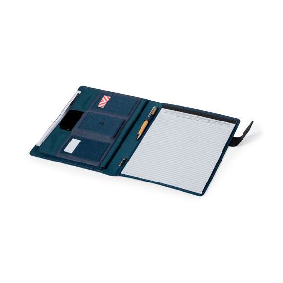 Práctica carpeta fabricada en RPET 600D. Con un interior eficiente que incluye compartimentos para 4 tarjetas, 3 bolsillos elásticos para dispositivos móviles, y un amplio espacio para folios. Este organizador también presenta un práctico soporte para bolígrafos y un bloc de notas con 20 hojas a rayas. Puede mantenerse cerrado de manera segura gracias a su solapa imantada. Disponible en elegantes colores y presentado individualmente en bolsa reciclada. El material RPET se elabora a partir de plástico reciclado, para así fomentar la reutilización de residuos plásticos y ayudar a la sostenibilidad del planeta.