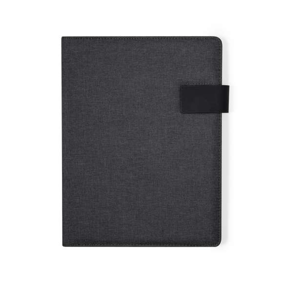 Práctica carpeta fabricada en RPET 600D. Con un interior eficiente que incluye compartimentos para 4 tarjetas, 3 bolsillos elásticos para dispositivos móviles, y un amplio espacio para folios. Este organizador también presenta un práctico soporte para bolígrafos y un bloc de notas con 20 hojas a rayas. Puede mantenerse cerrado de manera segura gracias a su solapa imantada. Disponible en elegantes colores y presentado individualmente en bolsa reciclada. El material RPET se elabora a partir de plástico reciclado, para así fomentar la reutilización de residuos plásticos y ayudar a la sostenibilidad del planeta.