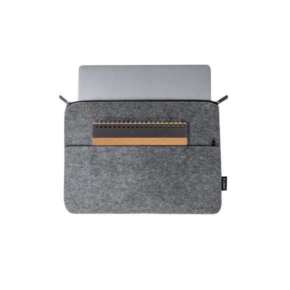 Funda para ordenador portátil fabricada en fieltro RPET. Bolsillo principal acolchado con cierre de cremallera, para portátiles de hasta 15 pulgadas, y bolsillo frontal para objetos más pequeños. Logotipo RPET en etiqueta. El fieltro RPET es fruto de la combinación del proceso de reciclaje de materiales plásticos junto con la técnica milenaria de fabricación del fieltro, dando como resultado un material de eco-tendencia que, además de ser de origen reciclado, también se convierte en reciclable.