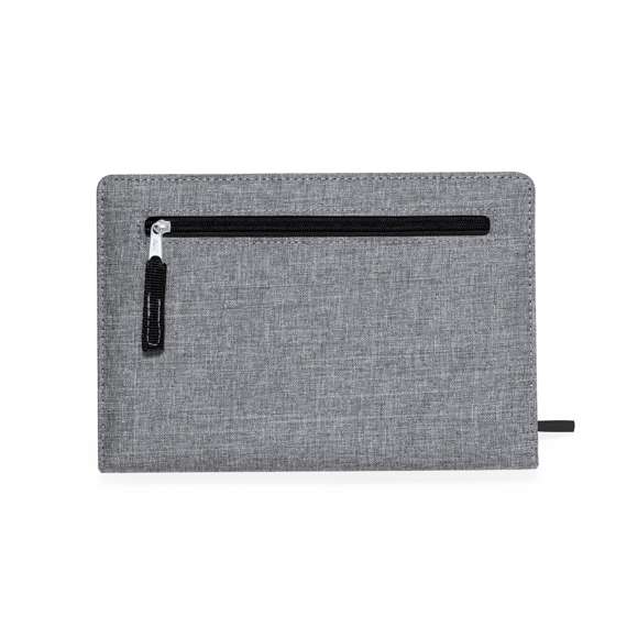 Bloc de notas fabricado en RPET 300D. Con tapas duras y bolsillo en tapa trasera con cierre de cremallera. Incluye 100 hojas a una raya, elástico de cierre y sujeta bolígrafo lateral. En color gris con elegantes detalles en negro. Logotipo RPET en contraportada.El material RPET se elabora a partir de plástico reciclado, para así fomentar la reutilización de residuos plásticos y ayudar a la sostenibilidad del planeta.