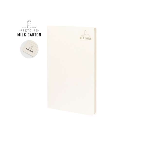 Libreta fabricada a partir de cartones de leche reciclados. Con tapas blandas, de acabado cosido y 60 hojas interiores blancas a una raya. Logotipo Recycled Milk Carton en la parte frontal y en las hojas interiores. Presentado en bolsa individual reciclada.Los cartones de leche se componen en su mayor parte de cartón y aluminio. Durante su proceso de reciclado, se separan los distintos materiales del envase para su reutilización y nuevo uso, contribuyendo así a recorrer el camino infinito de la economía circular. Este material se caracteriza por su alto grado de reciclabilidad, así como por su ligereza y resistencia.