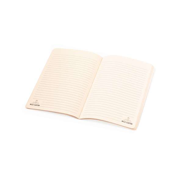 Libreta fabricada a partir de cartones de leche reciclados. Con tapas blandas, de acabado cosido y 60 hojas interiores blancas a una raya. Logotipo Recycled Milk Carton en la parte frontal y en las hojas interiores. Presentado en bolsa individual reciclada.Los cartones de leche se componen en su mayor parte de cartón y aluminio. Durante su proceso de reciclado, se separan los distintos materiales del envase para su reutilización y nuevo uso, contribuyendo así a recorrer el camino infinito de la economía circular. Este material se caracteriza por su alto grado de reciclabilidad, así como por su ligereza y resistencia.
