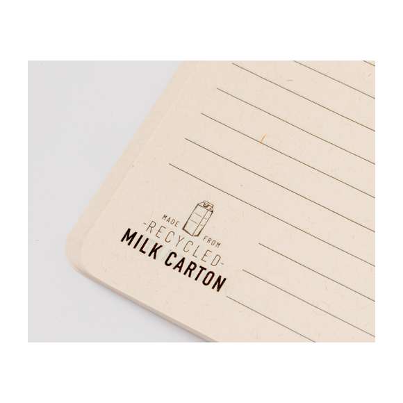Libreta fabricada a partir de cartones de leche reciclados. Con tapas blandas, de acabado cosido y 60 hojas interiores blancas a una raya. Logotipo Recycled Milk Carton en la parte frontal y en las hojas interiores. Presentado en bolsa individual reciclada.Los cartones de leche se componen en su mayor parte de cartón y aluminio. Durante su proceso de reciclado, se separan los distintos materiales del envase para su reutilización y nuevo uso, contribuyendo así a recorrer el camino infinito de la economía circular. Este material se caracteriza por su alto grado de reciclabilidad, así como por su ligereza y resistencia.