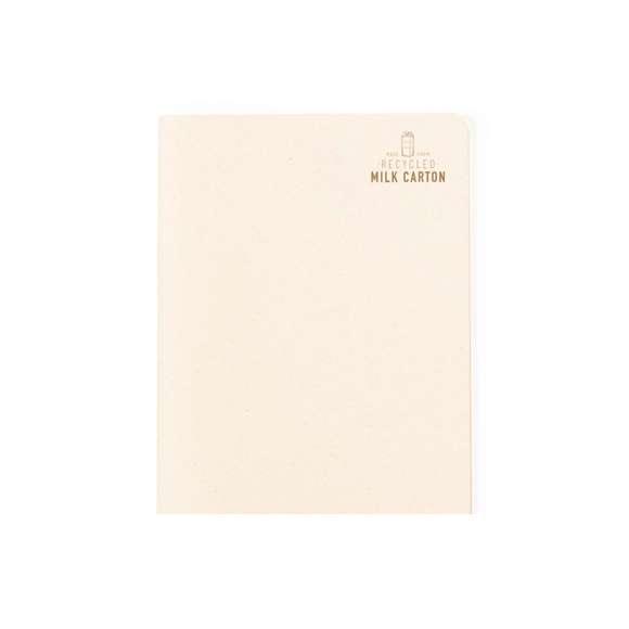 Libreta fabricada a partir de cartones de leche reciclados. Con tapas blandas, de acabado cosido y 60 hojas interiores blancas a una raya. Logotipo Recycled Milk Carton en la parte frontal y en las hojas interiores. Presentado en bolsa individual reciclada.Los cartones de leche se componen en su mayor parte de cartón y aluminio. Durante su proceso de reciclado, se separan los distintos materiales del envase para su reutilización y nuevo uso, contribuyendo así a recorrer el camino infinito de la economía circular. Este material se caracteriza por su alto grado de reciclabilidad, así como por su ligereza y resistencia.