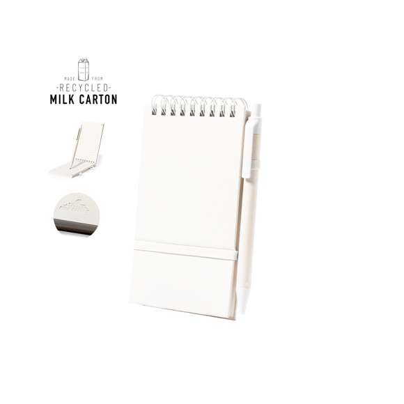 Libreta de tapas duras fabricada a partir de cartones de leche reciclados. Con 80 hojas de disposición a una raya, elástico de sujeción a juego y soporte para bolígrafo. Además, incluye bolígrafo fabricado a juego, con mecanismo pulsador y en tinta azul. Logotipo Recycled Milk Cartón en la esquina de las hojas, contraportada y bolígrafo. Presentada en bolsa individual reciclada.Los cartones de leche se componen en su mayor parte de cartón y aluminio. Durante su proceso de reciclado, se separan los distintos materiales del envase para su reutilización y nuevo uso, contribuyendo así a recorrer el camino infinito de la economía circular. Este material se caracteriza por su alto grado de reciclabilidad, así como por su ligereza y resistencia.