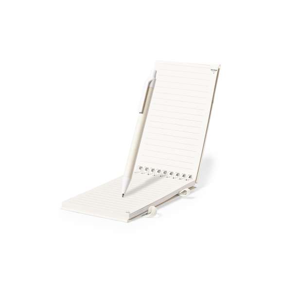 Libreta de tapas duras fabricada a partir de cartones de leche reciclados. Con 80 hojas de disposición a una raya, elástico de sujeción a juego y soporte para bolígrafo. Además, incluye bolígrafo fabricado a juego, con mecanismo pulsador y en tinta azul. Logotipo Recycled Milk Cartón en la esquina de las hojas, contraportada y bolígrafo. Presentada en bolsa individual reciclada.Los cartones de leche se componen en su mayor parte de cartón y aluminio. Durante su proceso de reciclado, se separan los distintos materiales del envase para su reutilización y nuevo uso, contribuyendo así a recorrer el camino infinito de la economía circular. Este material se caracteriza por su alto grado de reciclabilidad, así como por su ligereza y resistencia.