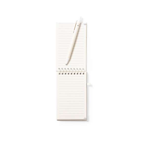 Libreta de tapas duras fabricada a partir de cartones de leche reciclados. Con 80 hojas de disposición a una raya, elástico de sujeción a juego y soporte para bolígrafo. Además, incluye bolígrafo fabricado a juego, con mecanismo pulsador y en tinta azul. Logotipo Recycled Milk Cartón en la esquina de las hojas, contraportada y bolígrafo. Presentada en bolsa individual reciclada.Los cartones de leche se componen en su mayor parte de cartón y aluminio. Durante su proceso de reciclado, se separan los distintos materiales del envase para su reutilización y nuevo uso, contribuyendo así a recorrer el camino infinito de la economía circular. Este material se caracteriza por su alto grado de reciclabilidad, así como por su ligereza y resistencia.