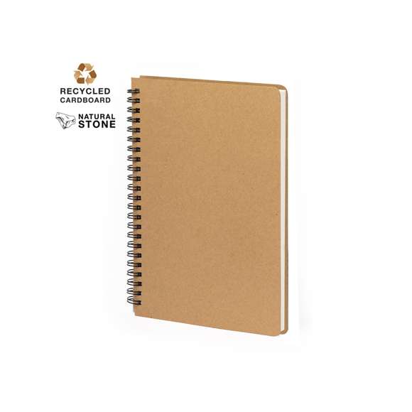 Libreta de anillas dobles metálicas con tapas blandas de cartón con hojas fabricadas a partir de extractos de piedra. Contiene 70 hojas color blanco y disposición a una raya, de elegante acabado de color natural. Logotipo Natural Stone en cada hoja. Incluye hoja interior en la que se explica el proceso de fabricación a partir de extractos de piedra.El material usado en la elaboración de la libreta es 100% reciclable y libre de cloro, con propiedades impermeables, altamente resistente y lavable, convirtiéndose así en una alternativa ecológica y sostenible frente al papel convencional, cuyo origen no es el tradicional ni proviene de los árboles.