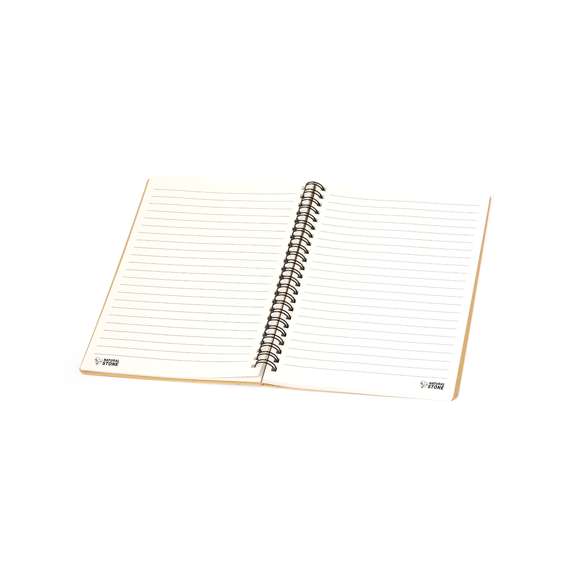 Libreta de anillas dobles metálicas con tapas blandas de cartón con hojas fabricadas a partir de extractos de piedra. Contiene 70 hojas color blanco y disposición a una raya, de elegante acabado de color natural. Logotipo Natural Stone en cada hoja. Incluye hoja interior en la que se explica el proceso de fabricación a partir de extractos de piedra.El material usado en la elaboración de la libreta es 100% reciclable y libre de cloro, con propiedades impermeables, altamente resistente y lavable, convirtiéndose así en una alternativa ecológica y sostenible frente al papel convencional, cuyo origen no es el tradicional ni proviene de los árboles.
