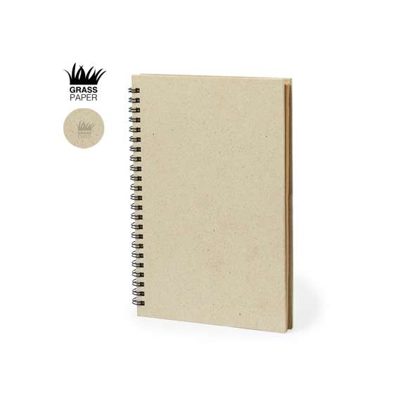 Libreta de anillas dobles A5 con tapas duras fabricadas a partir de hierbas recicladas. 80 hojas con disposición a una raya, de acabado kraft. Logotipo Grass Paper en hojas y contraportada. Presentado en una bolsa individual. El papel de hierba es una alternativa perfecta que garantiza la sostenibilidad en su proceso de fabricación, reduciendo el impacto medioambiental debido al rápido crecimiento y a la baja demanda de recursos necesarios para cultivarlo. Además en su elaboración se combina un 50% de base de hierba con otros elementos ecológicos, como madera reciclada.