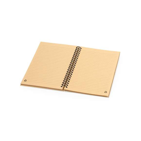 Libreta de anillas dobles A5 con tapas duras fabricadas a partir de hierbas recicladas. 80 hojas con disposición a una raya, de acabado kraft. Logotipo Grass Paper en hojas y contraportada. Presentado en una bolsa individual. El papel de hierba es una alternativa perfecta que garantiza la sostenibilidad en su proceso de fabricación, reduciendo el impacto medioambiental debido al rápido crecimiento y a la baja demanda de recursos necesarios para cultivarlo. Además en su elaboración se combina un 50% de base de hierba con otros elementos ecológicos, como madera reciclada.