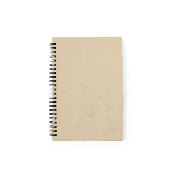 Libreta de anillas dobles A5 con tapas duras fabricadas a partir de hierbas recicladas. 80 hojas con disposición a una raya, de acabado kraft. Logotipo Grass Paper en hojas y contraportada. Presentado en una bolsa individual. El papel de hierba es una alternativa perfecta que garantiza la sostenibilidad en su proceso de fabricación, reduciendo el impacto medioambiental debido al rápido crecimiento y a la baja demanda de recursos necesarios para cultivarlo. Además en su elaboración se combina un 50% de base de hierba con otros elementos ecológicos, como madera reciclada.