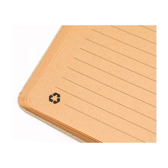 Bloc de notas A5 con tapas duras fabricadas a partir de hierbas recicladas. 80 hojas con disposición a una raya y de acabado kraft, con marcapáginas y banda elástica en color negro. Logotipo Grass Paper en hojas y contraportada. Presentado en una bolsa individual. El papel de hierba es una alternativa perfecta que garantiza la sostenibilidad en su proceso de fabricación, reduciendo el impacto medioambiental debido al rápido crecimiento y a la baja demanda de recursos necesarios para cultivarlo. Además en su elaboración se combina un 50% de base de hierba con otros elementos ecológicos, como madera reciclada.