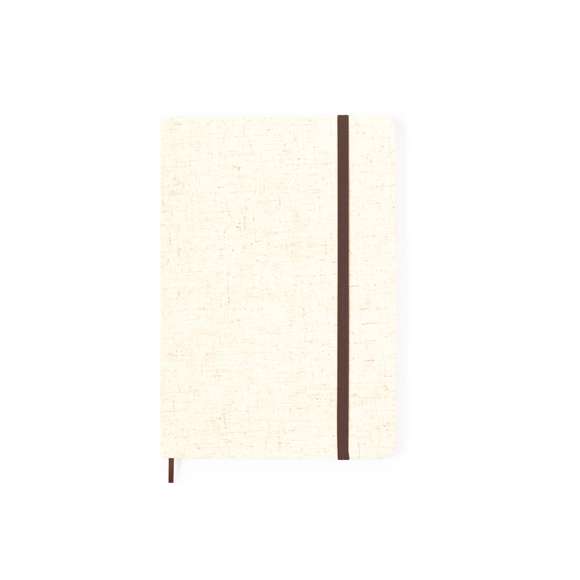 Bloc de notas confeccionado en suave lino. De tapas rígidas, marcapáginas, banda elástica de color marrón y 80 hojas lisas color natural. Con logotipo Lino en contraportada. Presentado en bolsa individual. Elaborado con elementos vegetales para así fomentar la utilización de materias primas naturales y reducir las emisiones contaminantes.