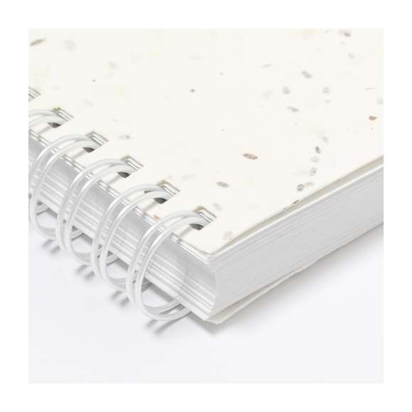 Libreta de anillas con tapas blandas fabricadas en papel de semilla. Con 80 hojas blancas lisas. Las cubiertas incluyen semillas de petunia, convirtiéndolo en papel plantable al final de su vida útil. Incluye instrucciones de plantado en la cubierta trasera y se presenta en una bolsa individual de papel reciclado.