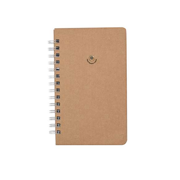 Libreta de semillas, con anillas y tapas rígidas, fabricada en resistente cartón reciclado. Incluye 80 hojas interiores, con disposición a una raya en papel reciclado. Además, en la portada contiene una cápsula con semillas de flores silvestres, en colores surtidos y con instrucciones de plantado en la cubierta trasera.El cartón reciclado proviene del reaprovechamiento de excedente de fabricaciones y reciclaje de papel en el final de su vida útil, convirtiéndose en un lienzo ecológico y sostenible.