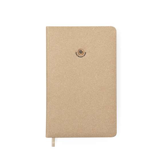 Bloc de notas de semillas fabricado en resistente cartón reciclado. Con tapas rígidas, marcapáginas y 80 hojas interiores con disposición a una raya en papel reciclado. Además, en la portada contiene una cápsula con semillas de flores silvestres, en colores surtidos y con instrucciones de plantado en la cubierta trasera.El cartón reciclado proviene del reaprovechamiento de excedente de fabricaciones y reciclaje de papel en el final de su vida útil, convirtiéndose en un lienzo ecológico y sostenible.