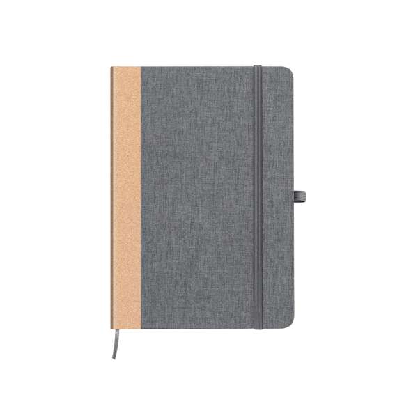 Bloc de notas con tapas rígidas fabricadas en RPET, con el lomo en corcho. Incluye interior con 80 hojas lisas, marcapáginas, elástico de cierre y soporte para bolígrafo a juego. logotipo RPET en contraportada y disponible en elegantes colores. Presentado en una bolsa individual de papel reciclado.El material RPET se elabora a partir de plástico reciclado, para así fomentar la reutilización de residuos plásticos y ayudar a la sostenibilidad del planeta.