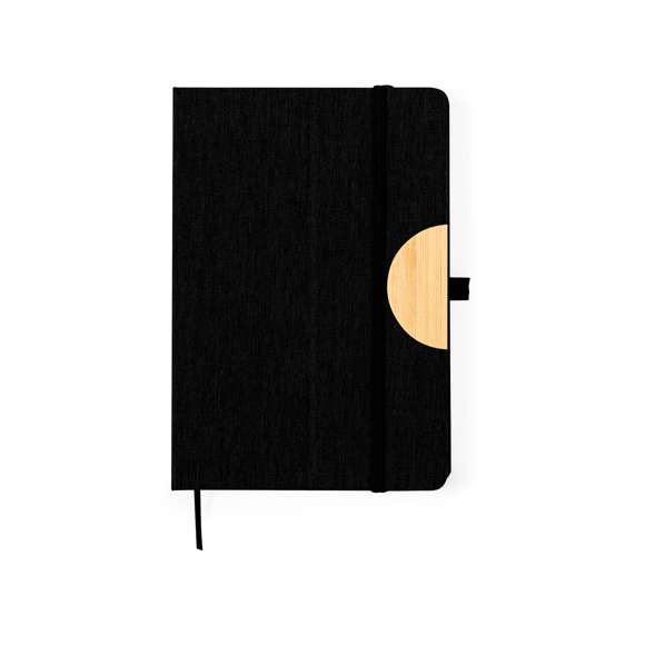 Bloc de notas soporte con tapas rígidas fabricado en RPET 300D y bambú. Versátil soporte integrado en la portada para smartphone y tablet, confeccionado en bambú. Cuenta con elástico de cierre y soporte para bolígrafo a juego. Contiene 80 hojas interiores lisas y está disponible en una amplia gama de colores. Con logotipo RPET en contraportada y presentado en bolsa individual de papel reciclada.El material RPET se elabora a partir de plástico reciclado, para así fomentar la reutilización de residuos plásticos y ayudar a la sostenibilidad del planeta.
